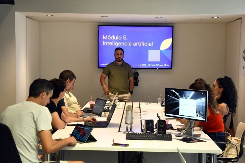 Sergio Navarro impartiendo el Módulo V de Inteligencia Artificial en COAATIEMU